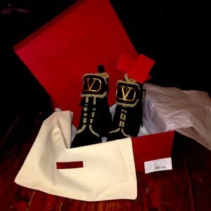 Valentino black Gabbani V logo shearling combat boots size 36